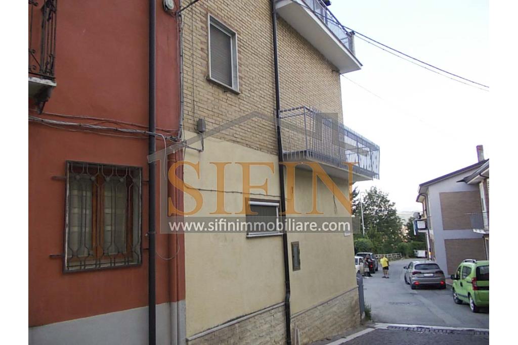 Casa con garage - Carife (AV), via Madonna delle Grazie, a pochi passi da piazza San Giovanni, proponiamo in vendita casa di complessivi mq. 98,00