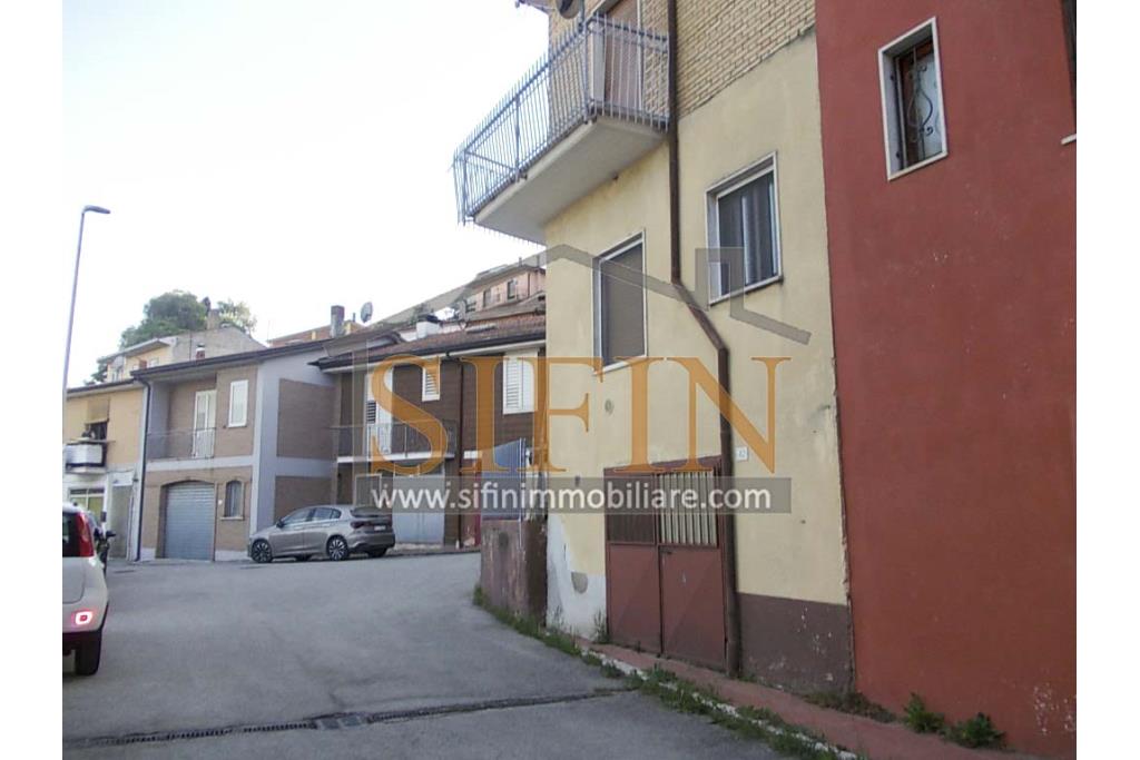 Casa con garage - Carife (AV), via Madonna delle Grazie, a pochi passi da piazza San Giovanni, proponiamo in vendita casa di complessivi mq. 98,00