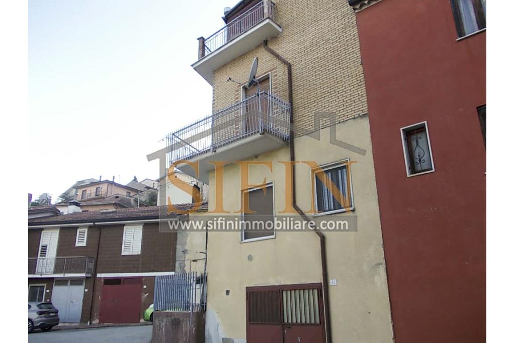 Casa con garage - Carife (AV), via Madonna delle Grazie, a pochi passi da piazza San Giovanni, proponiamo in vendita casa di complessivi mq. 98,00