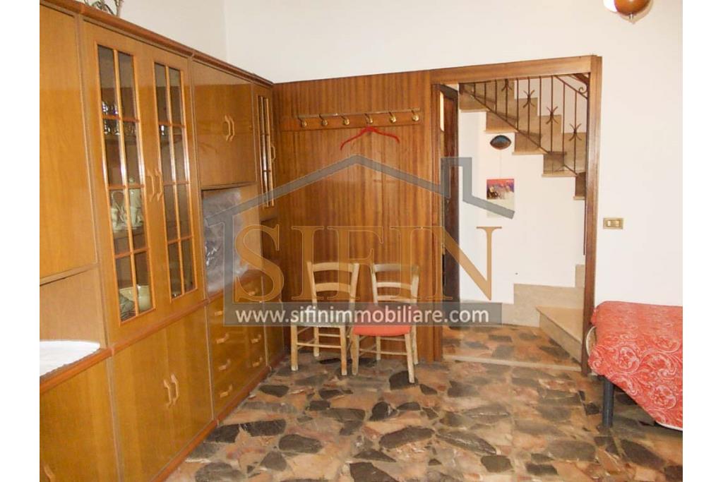 Casa con garage - Carife (AV), via Madonna delle Grazie, a pochi passi da piazza San Giovanni, proponiamo in vendita casa di complessivi mq. 98,00