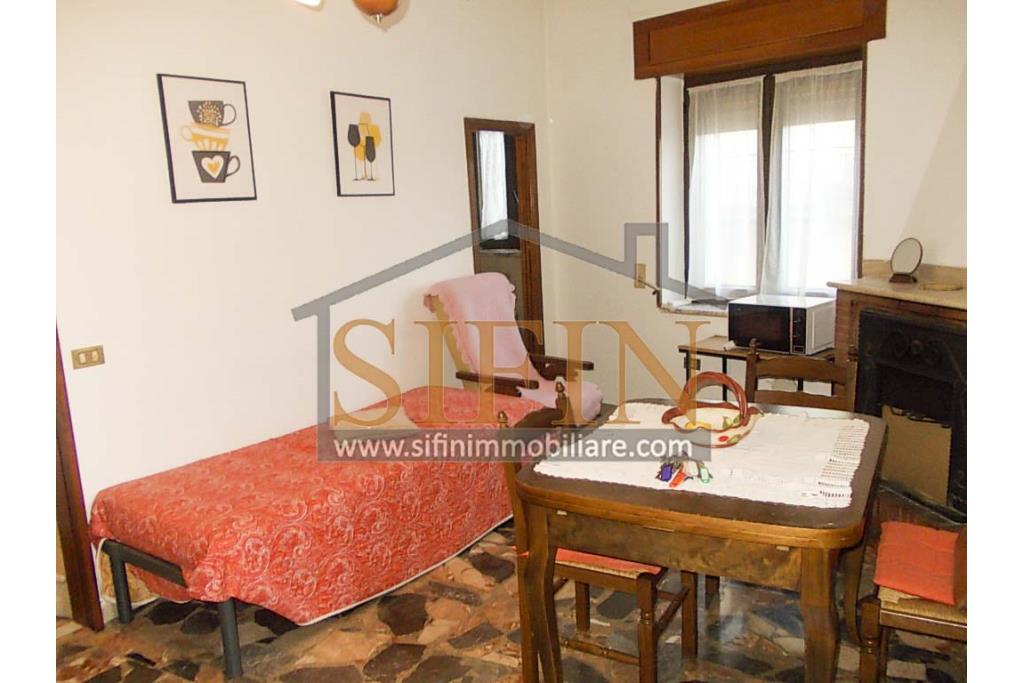 Casa con garage - Carife (AV), via Madonna delle Grazie, a pochi passi da piazza San Giovanni, proponiamo in vendita casa di complessivi mq. 98,00