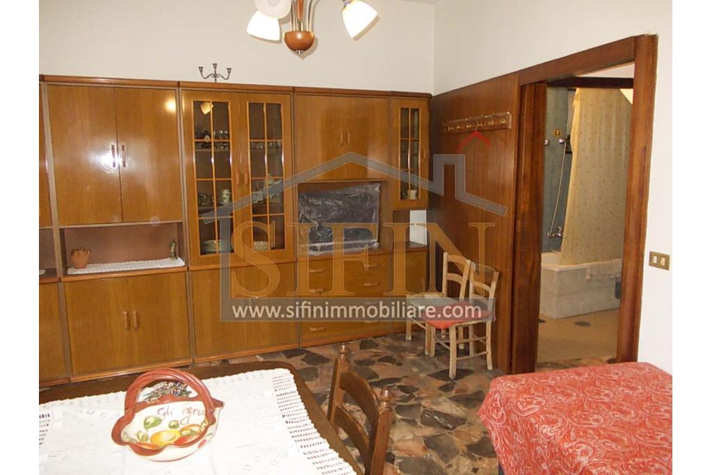 Casa con garage - Carife (AV), via Madonna delle Grazie, a pochi passi da piazza San Giovanni, proponiamo in vendita casa di complessivi mq. 98,00