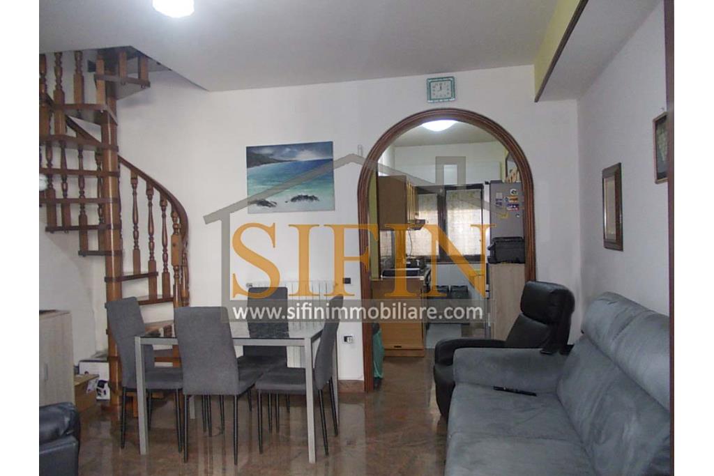 Casa indipendente  - Carife, casa singola di complessivi mq. 50,00 ed ubicata sulla centralissima via Roma (II Vicolo). L'abitazione si sviluppa su due livelli