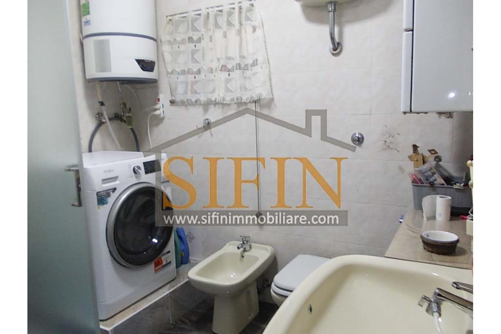 Casa indipendente  - Carife, casa singola di complessivi mq. 50,00 ed ubicata sulla centralissima via Roma (II Vicolo). L'abitazione si sviluppa su due livelli