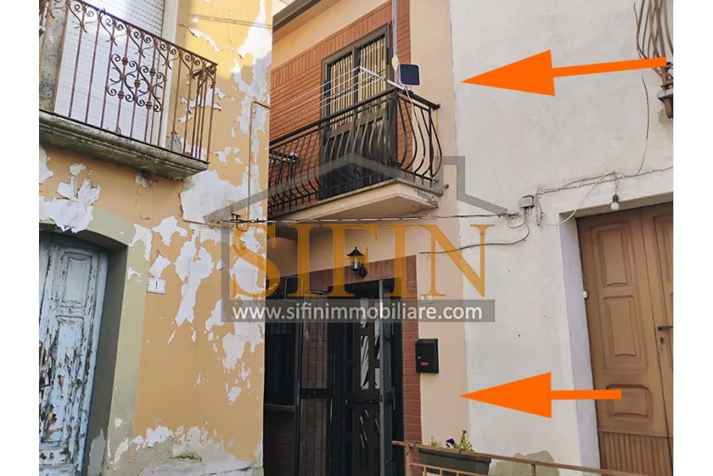 Casa indipendente  - Carife, casa singola di complessivi mq. 50,00 ed ubicata sulla centralissima via Roma (II Vicolo). L'abitazione si sviluppa su due livelli