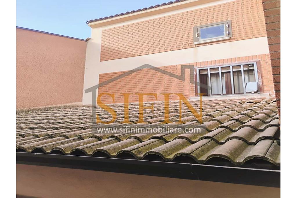 Casa indipendente  - Carife, casa singola di complessivi mq. 50,00 ed ubicata sulla centralissima via Roma (II Vicolo). L'abitazione si sviluppa su due livelli