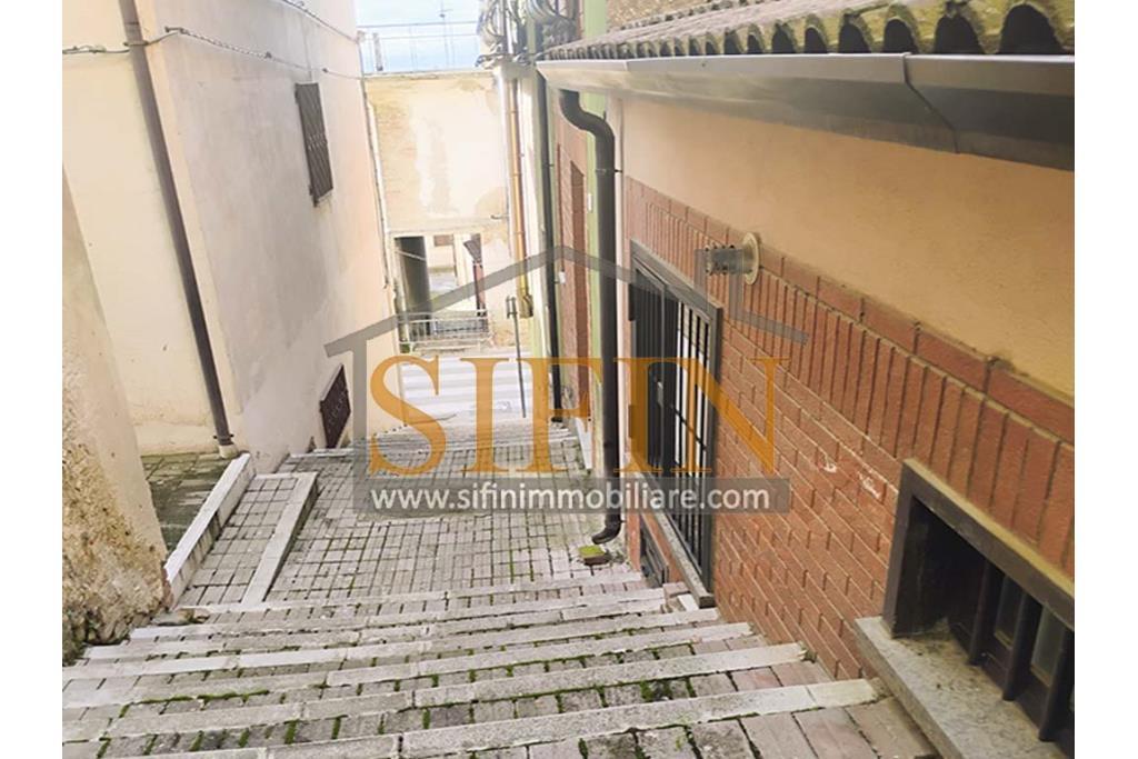 Casa indipendente  - Carife, casa singola di complessivi mq. 50,00 ed ubicata sulla centralissima via Roma (II Vicolo). L'abitazione si sviluppa su due livelli