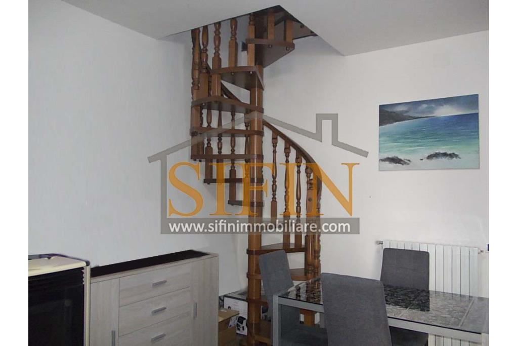 Casa indipendente  - Carife, casa singola di complessivi mq. 50,00 ed ubicata sulla centralissima via Roma (II Vicolo). L'abitazione si sviluppa su due livelli