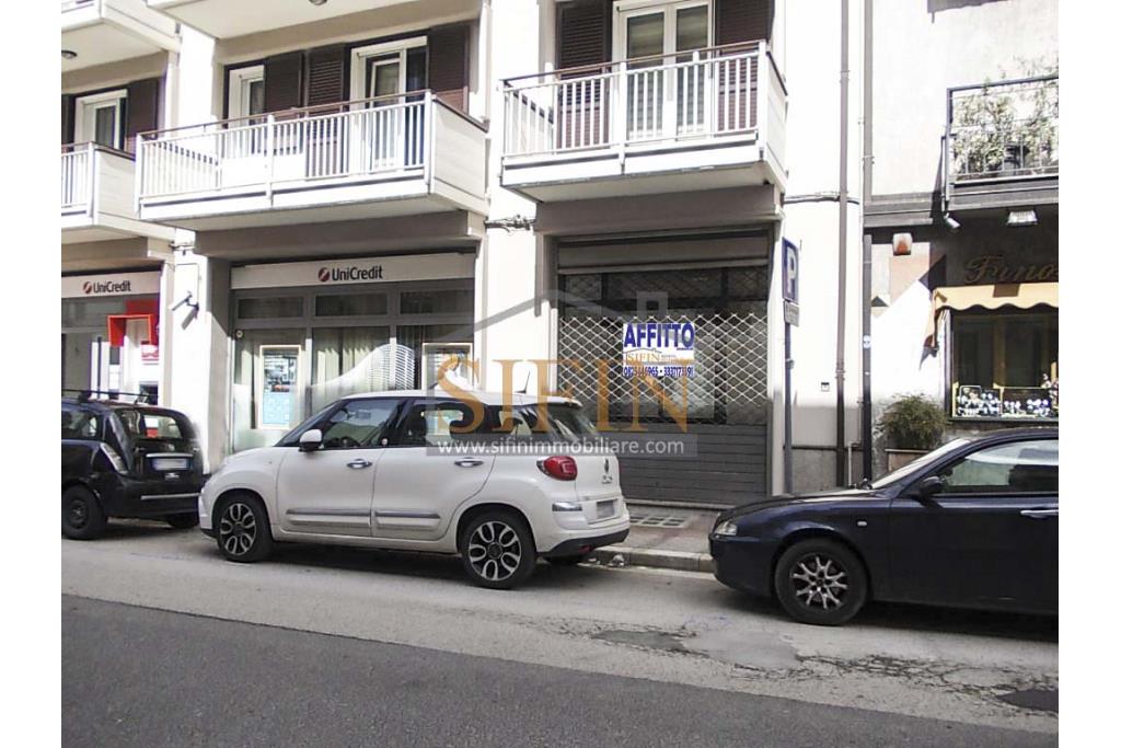 Locale Commerciale - Grottaminarda, locale commerciale mq. 160,00 in zona centralissima con vetrina su Corso Vittorio Veneto e doppio accesso da via Piave