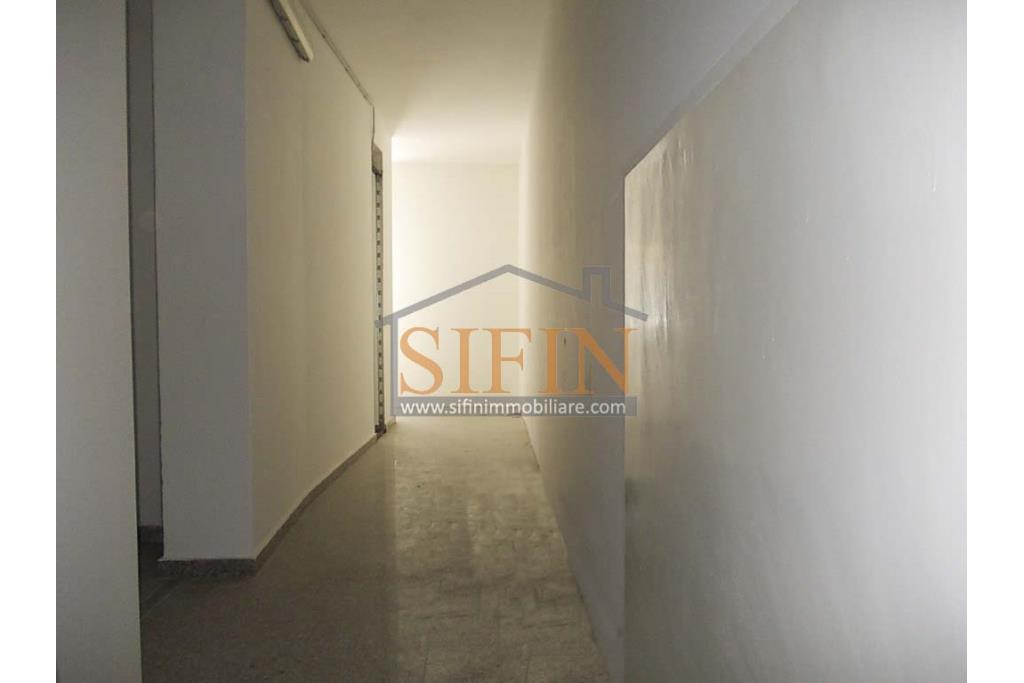 Locale Commerciale - Grottaminarda, locale commerciale mq. 160,00 in zona centralissima con vetrina su Corso Vittorio Veneto e doppio accesso da via Piave