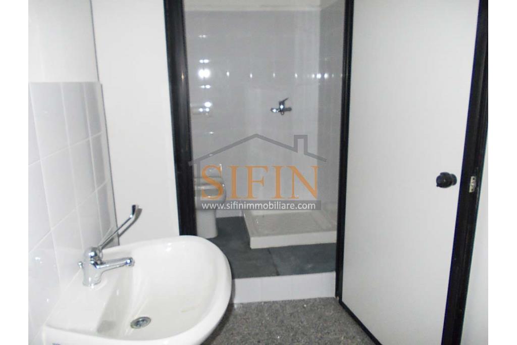 Locale Commerciale - Grottaminarda, locale commerciale mq. 160,00 in zona centralissima con vetrina su Corso Vittorio Veneto e doppio accesso da via Piave