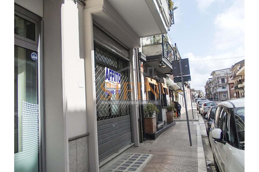 Locale Commerciale - Grottaminarda, locale commerciale mq. 160,00 in zona centralissima con vetrina su Corso Vittorio Veneto e doppio accesso da via Piave