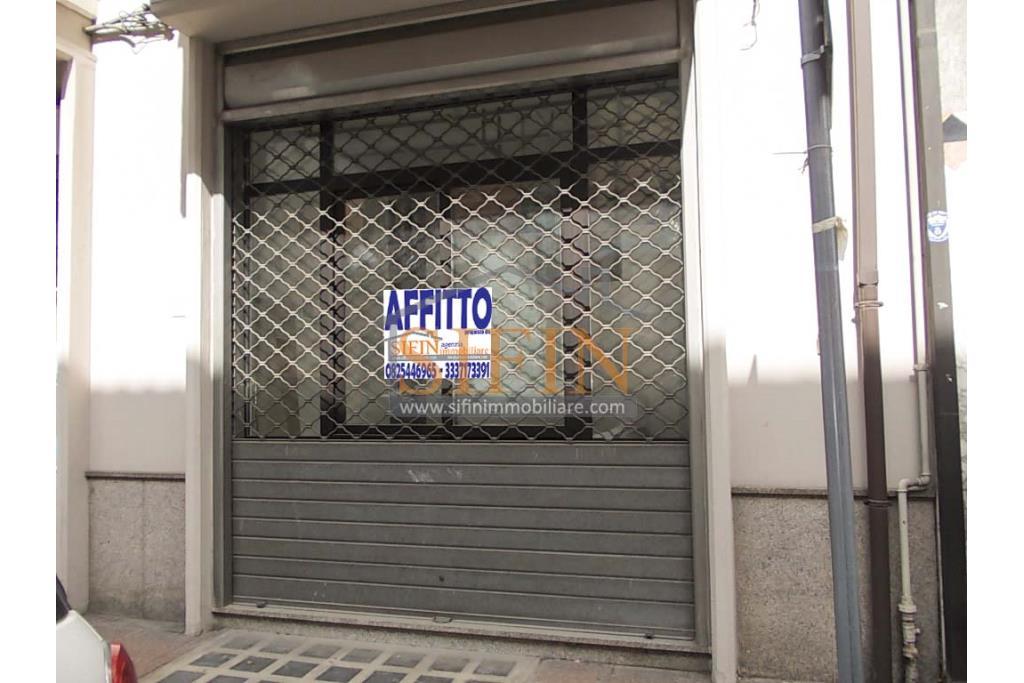 Locale Commerciale - Grottaminarda, locale commerciale mq. 160,00 in zona centralissima con vetrina su Corso Vittorio Veneto e doppio accesso da via Piave