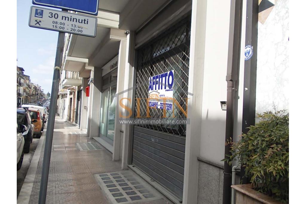 Locale Commerciale - Grottaminarda, locale commerciale mq. 160,00 in zona centralissima con vetrina su Corso Vittorio Veneto e doppio accesso da via Piave