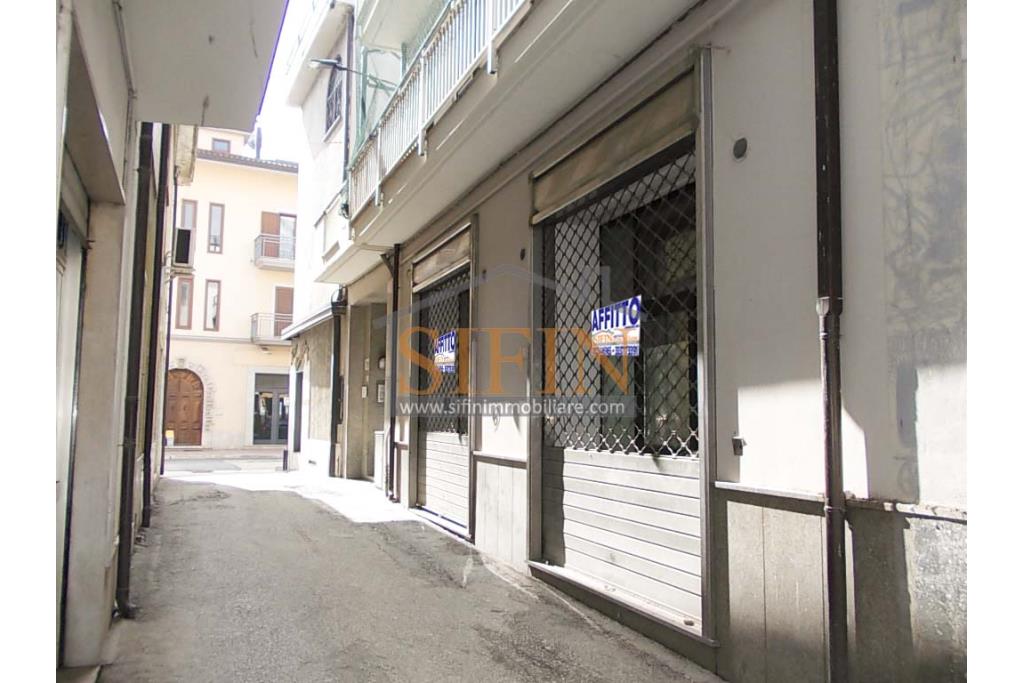 Locale Commerciale - Grottaminarda, locale commerciale mq. 160,00 in zona centralissima con vetrina su Corso Vittorio Veneto e doppio accesso da via Piave