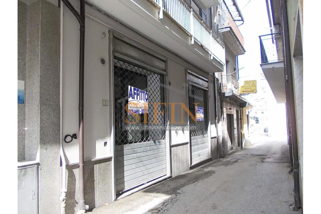 Locale Commerciale - Grottaminarda, locale commerciale mq. 160,00 in zona centralissima con vetrina su Corso Vittorio Veneto e doppio accesso da via Piave