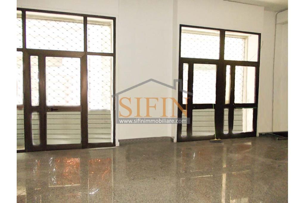 Locale Commerciale - Grottaminarda, locale commerciale mq. 160,00 in zona centralissima con vetrina su Corso Vittorio Veneto e doppio accesso da via Piave