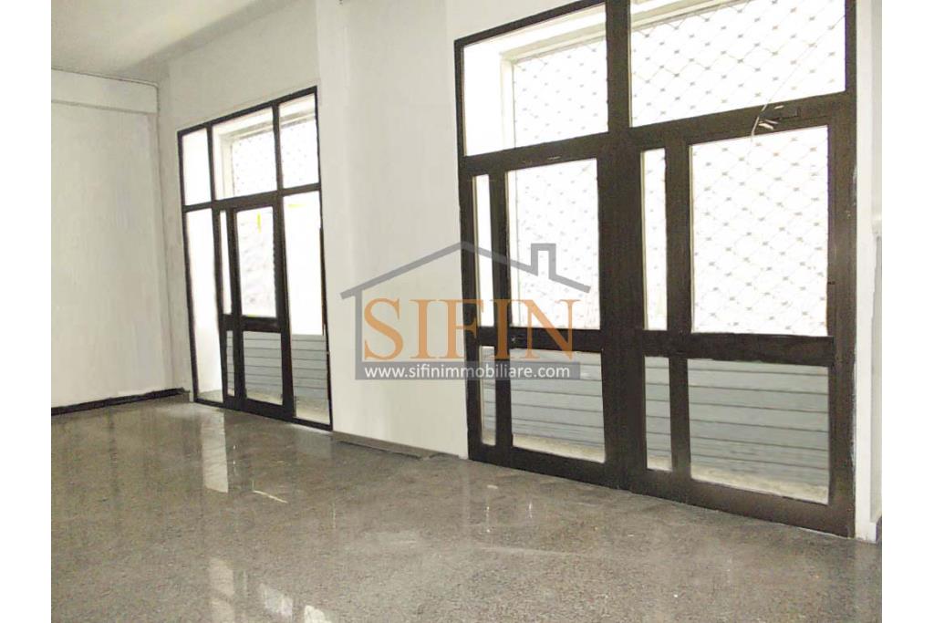 Locale Commerciale - Grottaminarda, locale commerciale mq. 160,00 in zona centralissima con vetrina su Corso Vittorio Veneto e doppio accesso da via Piave