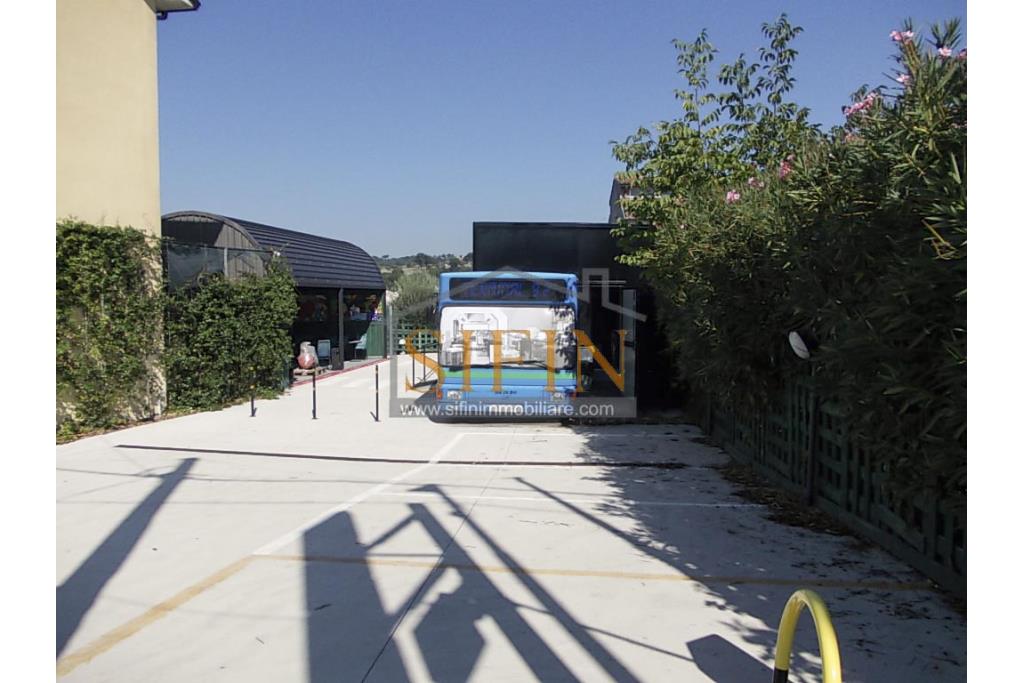Lounge-Bar Grottaminarda - Grottaminarda, su strada ad alto flusso veicolare (S.S. 90) e con parcheggio, proponiamo in locazione, non il solito locale, ma un Bus Bar, rifinito e pronto all'uso