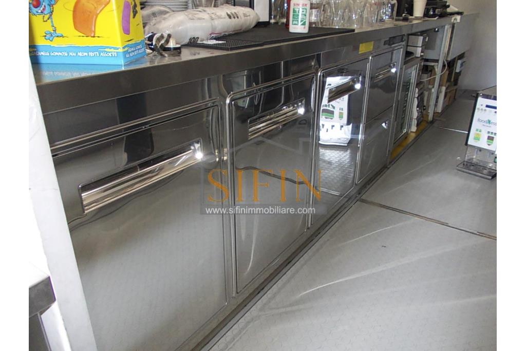 Lounge-Bar Grottaminarda - Grottaminarda, su strada ad alto flusso veicolare (S.S. 90) e con parcheggio, proponiamo in locazione, non il solito locale, ma un Bus Bar, rifinito e pronto all'uso