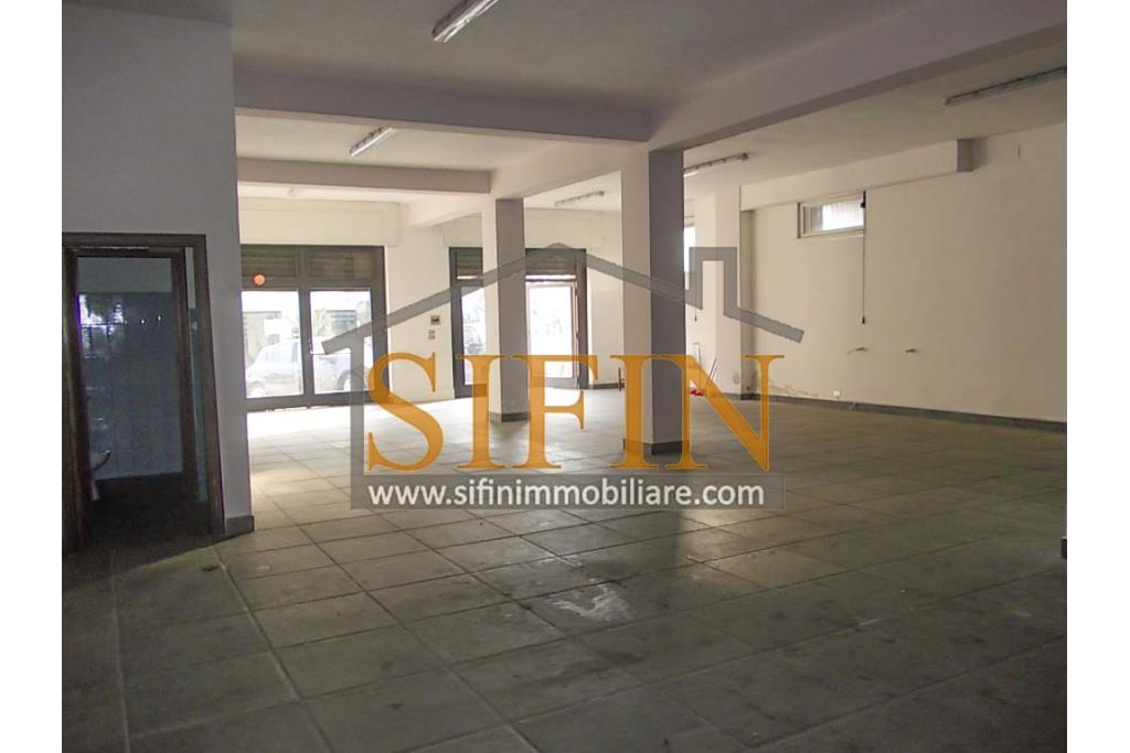 Locale Commerciale - Grottaminarda (AV), via Condotto, proponiamo in locazione locale commerciale di mq. 135,00 ca.