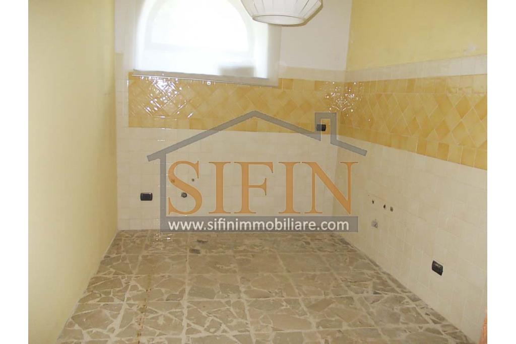 Casa con Giardino - Taurasi (AV), terra del buon vino, sulla centralissima via San Rocco, proponiamo in vendita villa a schiera di complessivi mq. 160,00 disposta su due livelli