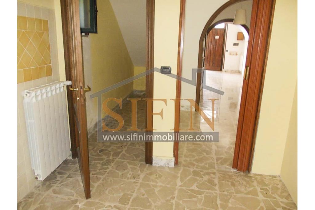 Casa con Giardino - Taurasi (AV), terra del buon vino, sulla centralissima via San Rocco, proponiamo in vendita villa a schiera di complessivi mq. 160,00 disposta su due livelli