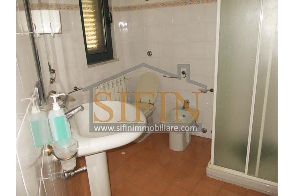 Casa con Giardino - Taurasi (AV), terra del buon vino, sulla centralissima via San Rocco, proponiamo in vendita villa a schiera di complessivi mq. 160,00 disposta su due livelli