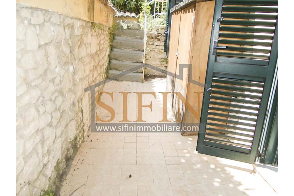 Casa con Giardino - Taurasi (AV), terra del buon vino, sulla centralissima via San Rocco, proponiamo in vendita villa a schiera di complessivi mq. 160,00 disposta su due livelli