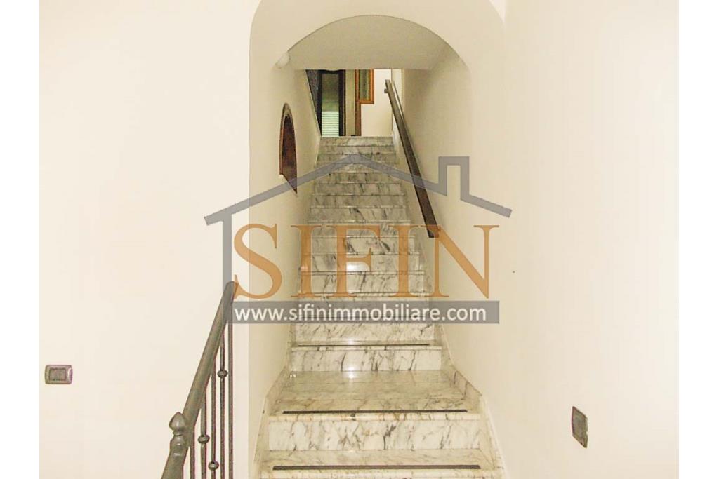 Casa con Giardino - Taurasi (AV), terra del buon vino, sulla centralissima via San Rocco, proponiamo in vendita villa a schiera di complessivi mq. 160,00 disposta su due livelli