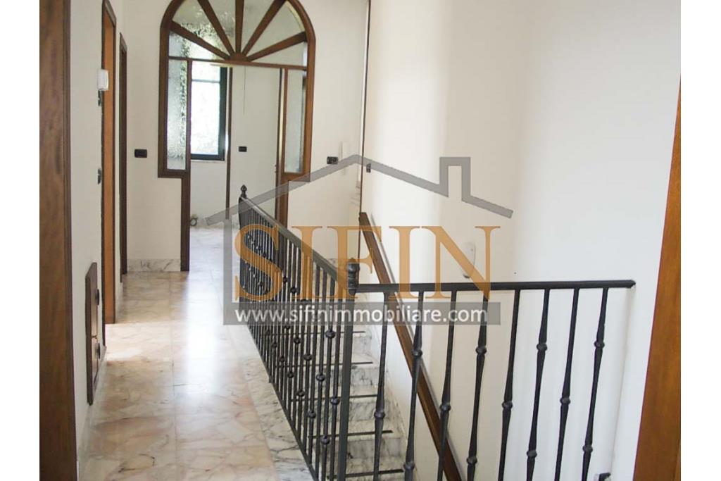 Casa con Giardino - Taurasi (AV), terra del buon vino, sulla centralissima via San Rocco, proponiamo in vendita villa a schiera di complessivi mq. 160,00 disposta su due livelli