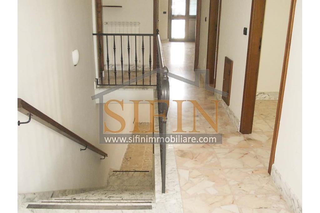 Casa con Giardino - Taurasi (AV), terra del buon vino, sulla centralissima via San Rocco, proponiamo in vendita villa a schiera di complessivi mq. 160,00 disposta su due livelli