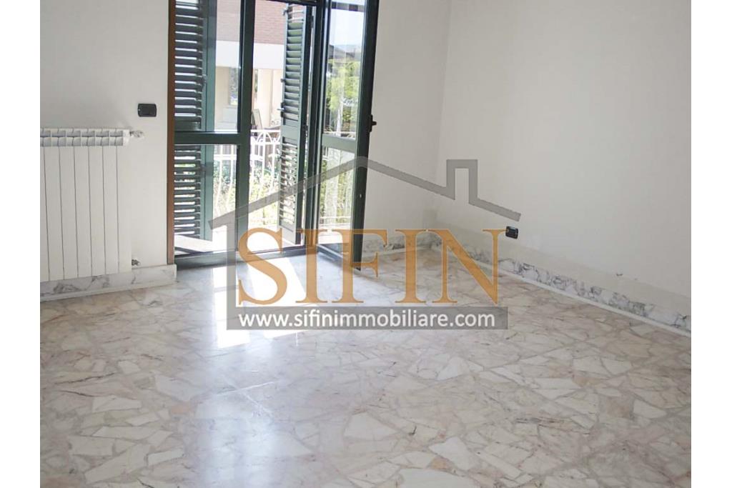 Casa con Giardino - Taurasi (AV), terra del buon vino, sulla centralissima via San Rocco, proponiamo in vendita villa a schiera di complessivi mq. 160,00 disposta su due livelli