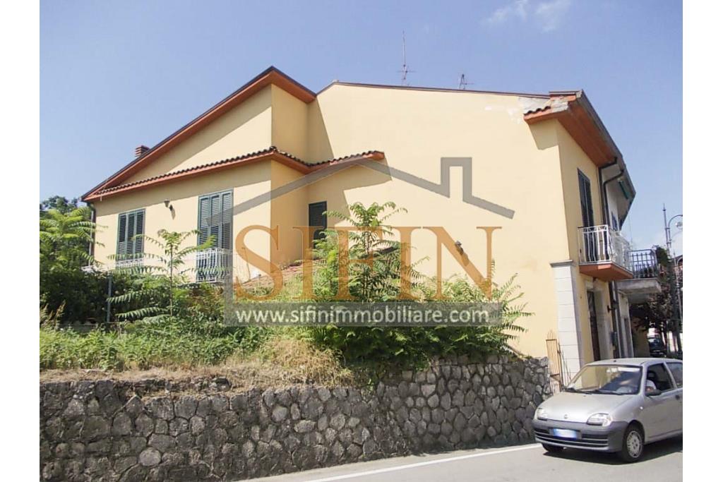 Casa con Giardino - Taurasi (AV), terra del buon vino, sulla centralissima via San Rocco, proponiamo in vendita villa a schiera di complessivi mq. 160,00 disposta su due livelli