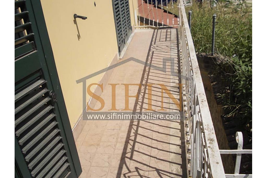 Casa con Giardino - Taurasi (AV), terra del buon vino, sulla centralissima via San Rocco, proponiamo in vendita villa a schiera di complessivi mq. 160,00 disposta su due livelli