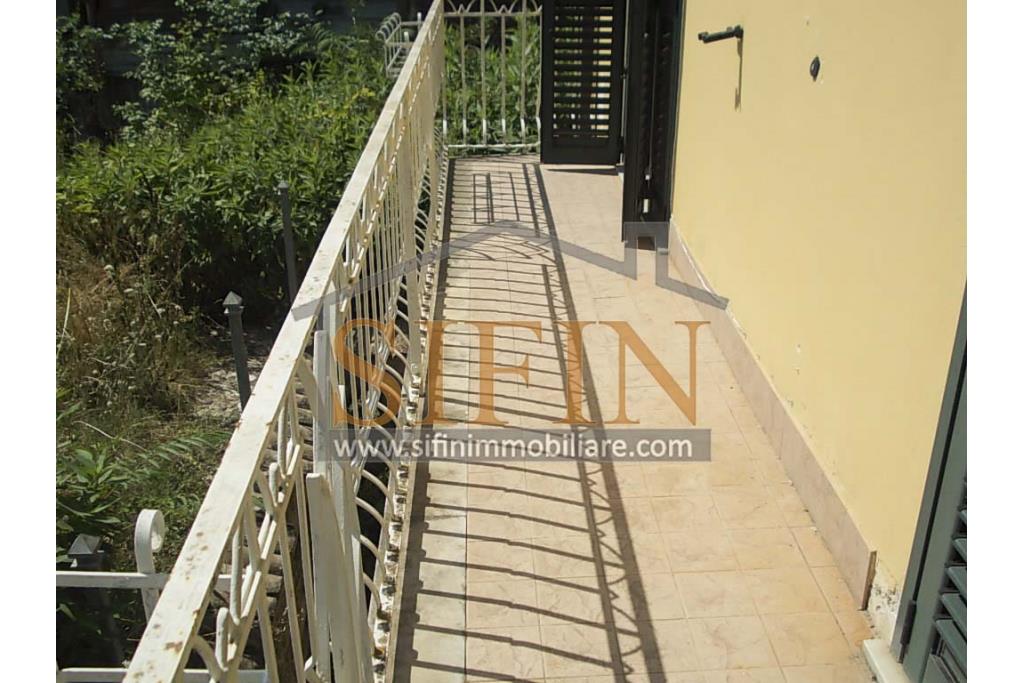 Casa con Giardino - Taurasi (AV), terra del buon vino, sulla centralissima via San Rocco, proponiamo in vendita villa a schiera di complessivi mq. 160,00 disposta su due livelli