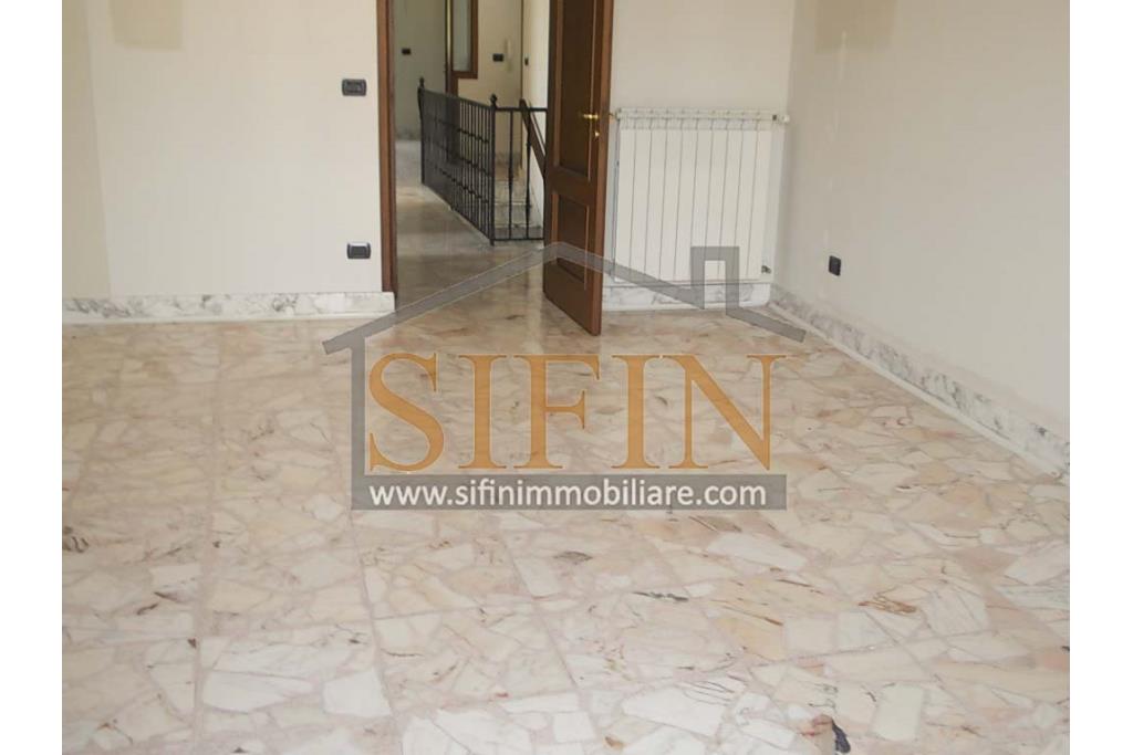 Casa con Giardino - Taurasi (AV), terra del buon vino, sulla centralissima via San Rocco, proponiamo in vendita villa a schiera di complessivi mq. 160,00 disposta su due livelli