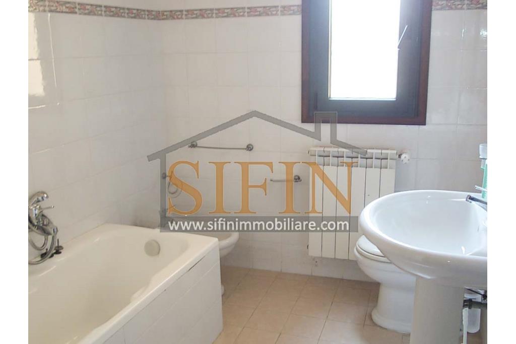 Casa con Giardino - Taurasi (AV), terra del buon vino, sulla centralissima via San Rocco, proponiamo in vendita villa a schiera di complessivi mq. 160,00 disposta su due livelli