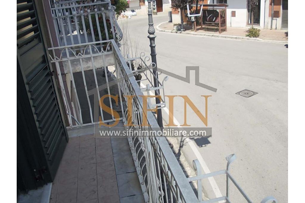 Casa con Giardino - Taurasi (AV), terra del buon vino, sulla centralissima via San Rocco, proponiamo in vendita villa a schiera di complessivi mq. 160,00 disposta su due livelli