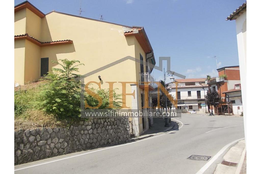 Casa con Giardino - Taurasi (AV), terra del buon vino, sulla centralissima via San Rocco, proponiamo in vendita villa a schiera di complessivi mq. 160,00 disposta su due livelli