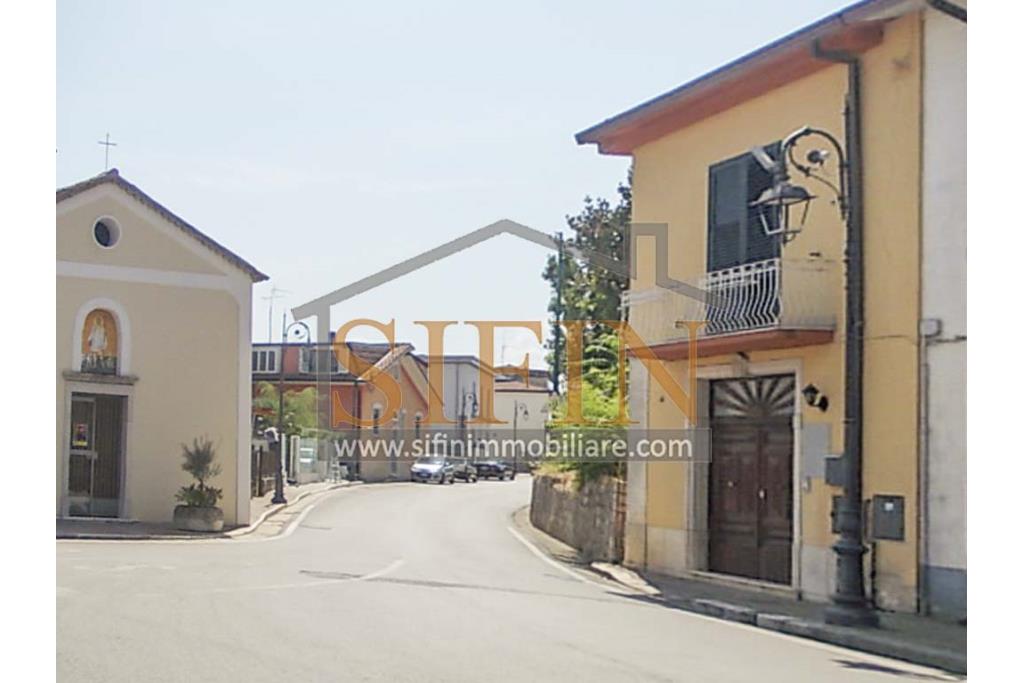 Casa con Giardino - Taurasi (AV), terra del buon vino, sulla centralissima via San Rocco, proponiamo in vendita villa a schiera di complessivi mq. 160,00 disposta su due livelli