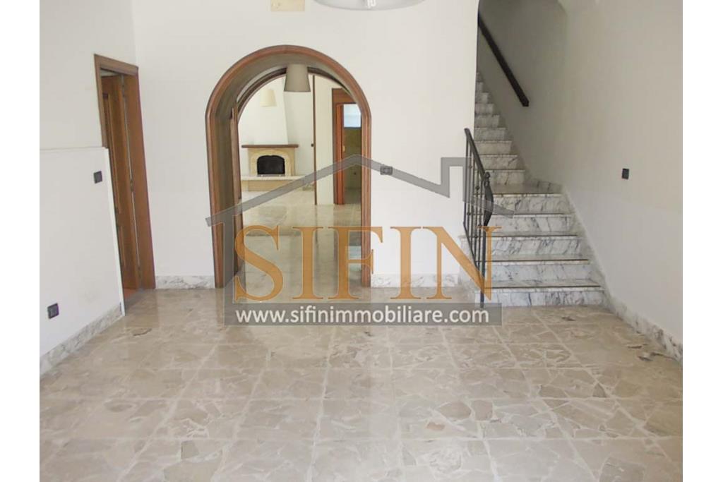 Casa con Giardino - Taurasi (AV), terra del buon vino, sulla centralissima via San Rocco, proponiamo in vendita villa a schiera di complessivi mq. 160,00 disposta su due livelli