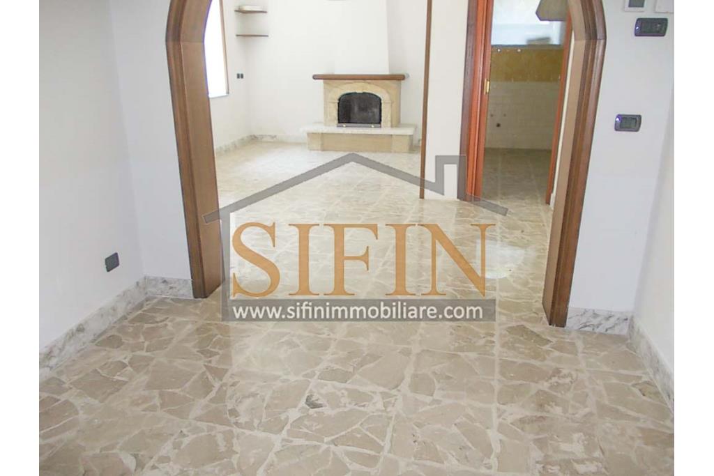 Casa con Giardino - Taurasi (AV), terra del buon vino, sulla centralissima via San Rocco, proponiamo in vendita villa a schiera di complessivi mq. 160,00 disposta su due livelli
