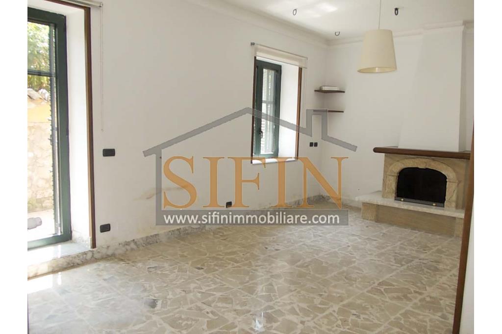 Casa con Giardino - Taurasi (AV), terra del buon vino, sulla centralissima via San Rocco, proponiamo in vendita villa a schiera di complessivi mq. 160,00 disposta su due livelli