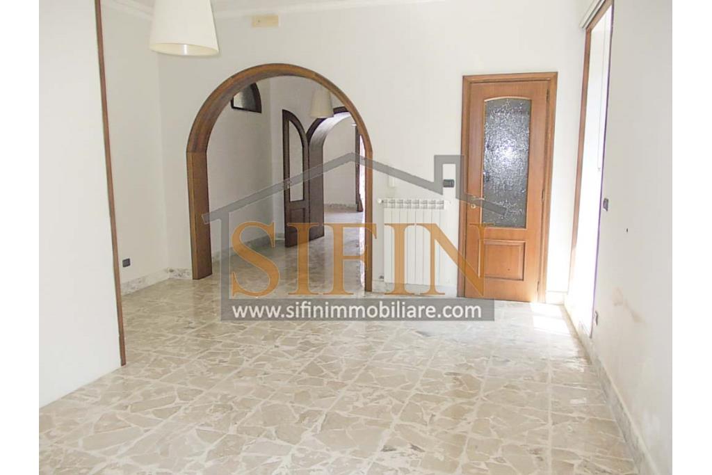 Casa con Giardino - Taurasi (AV), terra del buon vino, sulla centralissima via San Rocco, proponiamo in vendita villa a schiera di complessivi mq. 160,00 disposta su due livelli