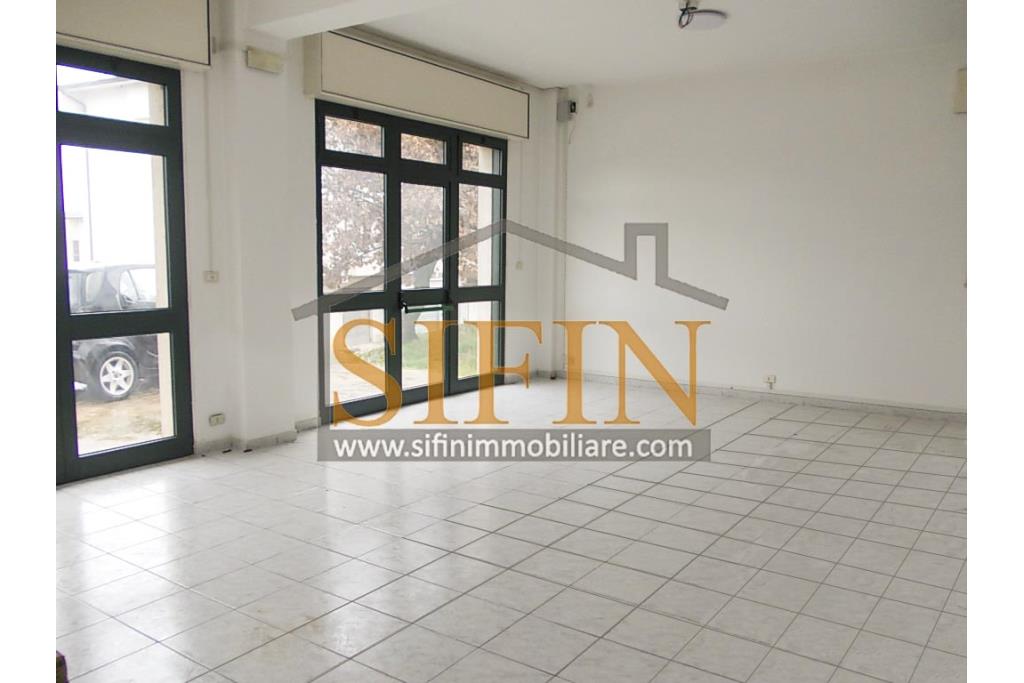 Locale  - Grottaminarda, via G. Verdi, proponiamo in vendita locale di mq. 66,0