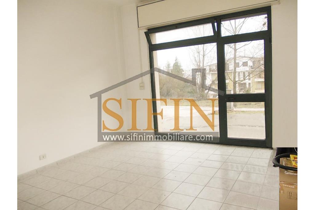 Locale  - Grottaminarda, via G. Verdi, proponiamo in vendita locale di mq. 66,0