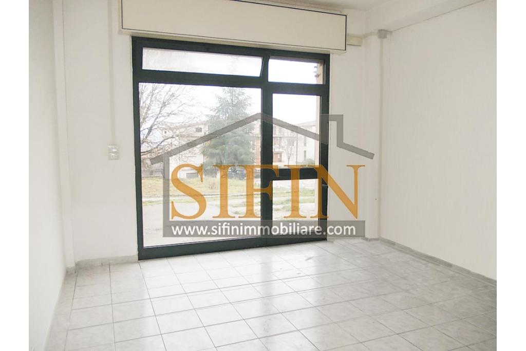 Locale  - Grottaminarda, via G. Verdi, proponiamo in vendita locale di mq. 66,0