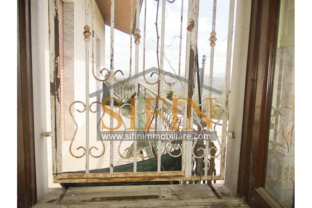 Casa con giardino - Montemarano (AV), proponiamo in vendita casa semindipendente (appartamento) ubicata alla Contrada Acquavivola, composta da veranda d'ingresso, corridoio, cucina due camere e bagno al piano rialzato per un totale di complesivi mq. 75,00 ca. oltre ad un deposito di mq. 15,00 al piano seminterrato e piccolo giardino di mq. 70,00 ca.