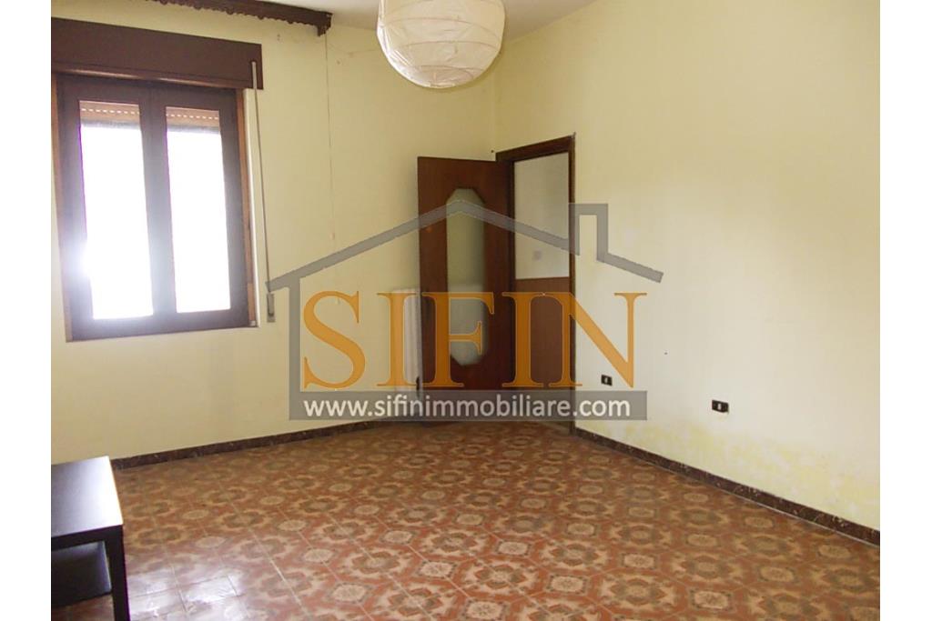 Casa con giardino - Montemarano (AV), proponiamo in vendita casa semindipendente (appartamento) ubicata alla Contrada Acquavivola, composta da veranda d'ingresso, corridoio, cucina due camere e bagno al piano rialzato per un totale di complesivi mq. 75,00 ca. oltre ad un deposito di mq. 15,00 al piano seminterrato e piccolo giardino di mq. 70,00 ca.